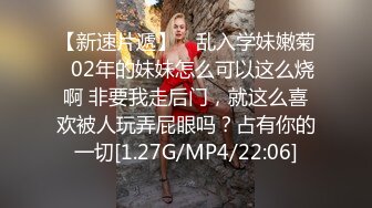 飘柔长发白衣女神，为了拍她小清新穴真是危险刺激并存，有人进来赶紧躲进旁边侧位，女神还抽烟！