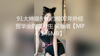 网吧前台小妹妹，经常来上网老注意她了，没胆子扣她只好拍拍她上厕所之类的！