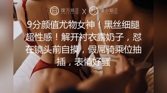 AI-麦莉&middot;赛勒斯穿着性感的红色内衣，对大鸡巴感到兴奋