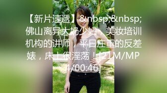 漂亮美女玩大黑屌吃鸡啪啪 被黑祖宗超大肉棒操的舒爽至极 也只能插入一半棒棒 这根乌黑大吊确实诱惑