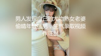 白皙性感的美女嫩模艾栗栗被3男高价钱约到公寓啪啪,同时伺候3人忙不过来,每次只能被2人同时插.