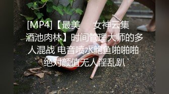 看样子估计是媳妇跟婆婆解闷