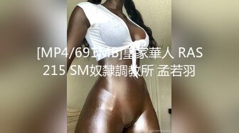 紧身裹胸高挑大长腿小姐姐趴在鸡巴上不停吞吐舔吸