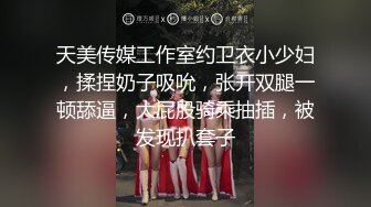 家庭摄像头，美艳妈妈赤裸奶子和小儿子卧室玩耍，怀着二胎，儿子拿零食给妈妈吃，边吃边玩手机，熄灯后右手拿得是什么？