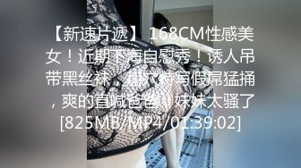 苗条骚女被两个男人任意玩弄，肉棒无套干嫩穴就是要中出