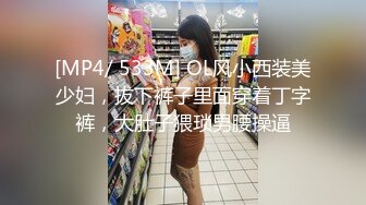 就喜欢用奶子比心的颜值骚货，黑丝情趣跟两个小哥沙发上激情3P