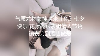 破洞偷窥漂亮白嫩美女玩玩手机就开始自慰