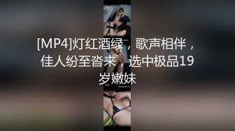 美女模特与意大利男友穿着性感黑丝情趣内衣在客厅里啪啪