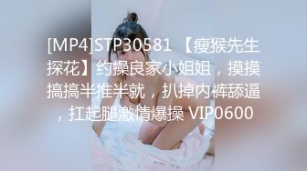 360酒店摄像头近距离偷拍小哥背着女友和她的胖闺蜜开房