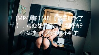 风骚小少妇的3P，全程露脸伺候两根大鸡巴深喉口交主动上位，看着屏幕听狼友指挥各种抽插浪叫不止别错过