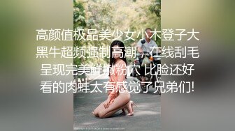 [MP4/ 1.03G] 酒吧少妇激情4P，露脸颜值不错伺候三个大哥，交大鸡巴，让三个大哥在床上玩弄