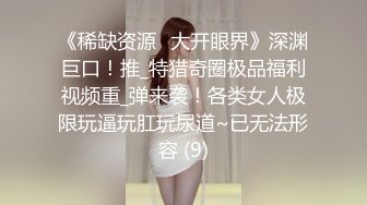 从她的角色扮演中释放出她柔软的乳房并将它们挤到你的脸上。