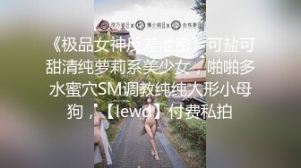 《极品CP??魔手外购》近景热闹商场女厕刁钻位置偸拍超多小姐姐方便还有制服女，能看脸又能看私处，半蹲式撅个大腚过瘾极了