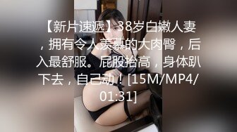 网吧上网坐对面戴帽子那姑娘不错，正好守着她上厕所，没想到尿量这么大，哗哗的洪水似的  水多啊！