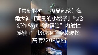 奶茶店女厕白短衫牛仔裤清秀小妹,两片红嫩的微毛鸡冠唇真想蹭蹭[