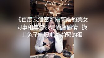 窗外欣賞單身獨居美白領洗完澡抹乳液,實在太美看入迷了