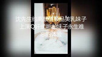 骚逼大肚子孕妇约炮隔壁老王，宾馆脱光了浴室口交大鸡巴后入抽插摩擦骚逼，床上光着身子享受老王的精油按摩