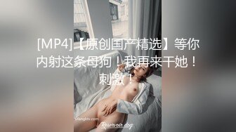 穿着学校泳衣的巨乳妹在室外乳液池里训练她粘滑闪亮的屁股！即使他以狗狗式的姿势射精后，他仍然不断地射进