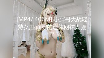 皮肤特白的少妇，老公夜班领我去她家客厅