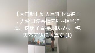 床上黑丝少妇的3P游戏 会玩的大哥连抠带草还有道具 骚逼给她玩肿了