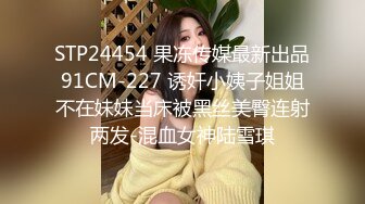 直接在厕所门口守候偷拍女同事尿尿