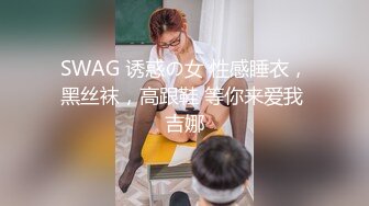 苏州小海豚露脸颜值不错的小少妇深夜发骚，奶子够大躺着都上下晃动好诱人，逼逼夹着按摩棒互动狼友自己抠逼