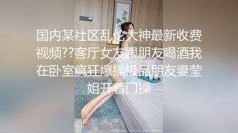 商城偷窥漂亮小少妇 眼镜大姐还挺时髦 吊带裙 关键还穿着透明蕾丝内内 逼毛清晰可见