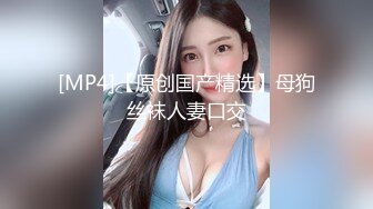 黑丝熟女翘着屁股趴在床上求操