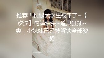 难得一见无毛一线天眼镜御姐，连体开档丝袜，两根手指猛扣，手法娴熟老司机