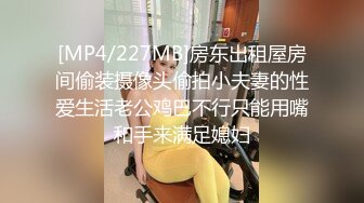 潜入办公楼偷拍站着撒尿的美女