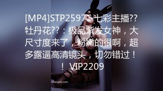 逮着了中国石化的妹妹去厕所，正好有机会紧跟其后进去拍了小淫穴，泡她还不容易~~