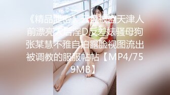 推婴儿车逛街的宝妈,弯腰给孩子整理衣服的时候胸部走光,还大一颗樱桃