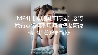 抱着婶子的大白屁股疯狂后入，婶子不停的呻吟，40多岁的女人身体实在太棒了，水多会玩特别骚，操起来整个人感觉要上天