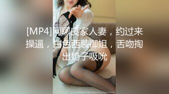 全景偷拍 牛仔裤少妇完美的小黑B