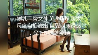 两个年轻小妹被小哥一个人玩弄，好姐妹吃奶亲嘴小哥在下面抠逼给狼友看，好多淫水口交大鸡巴深喉，轮草两女