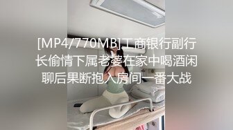 可爱JK小学妹自己逛街！屁股大窄内反差