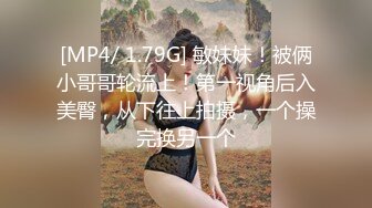 商场白色隔板全景后拍多位美女尿尿2 (1)