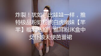 丝袜高跟两个风骚的小少妇被大哥们轮流玩弄，口交大鸡巴吃奶玩逼，听狼友指挥各种蹂躏玩弄，浪叫不止高潮不断