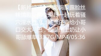 爆乳眼镜小美女，按着脑袋一顿插嘴，无毛干净粉嫩小穴，啪啪啪爆操，浴室尿完尿，再继续猛干