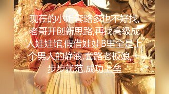 颜值丰满少妇来买衣服，没有试衣间直接拿到衣服就试穿，露出自己的两只大奶奶，监控拍下了这一幕！