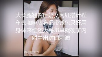 会勾人的小妖精，黑丝高跟诱惑，撩骚互动狼友淫声荡语不断，揉奶玩逼舔弄假鸡巴，道具抽插自己抠，呻吟可射