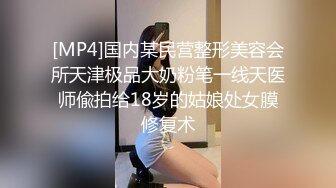 戴眼镜的老熟女私底下这么风流，邀请两炮友到家一起干，两洞齐开爽歪歪！