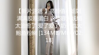 服装商城 偷拍买衣服的的小妹 本来光线不好 却刚好有一束光照在她的B上 真是天意啊