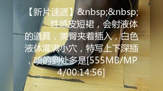 眼镜语文老师被数学老师约到教室里,帮语文老师口,时不时还拿自己的大吊去触碰眼镜老师的腿,勾引他