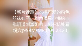 约了个少妇翘起屁股舔背乳推,扶着屁股后入撞击表情可见