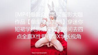 商场女厕全景偷拍几个高颜值美女嘘嘘2 (6)