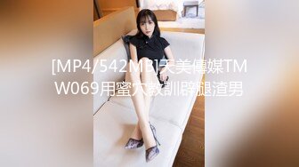 潜入商场女厕偷拍电影院老板娘的小黑B