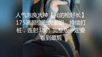 白T恤牛仔裤小姐姐这身服饰就是显身材，前凸后翘高挑笔直