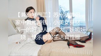 商场女厕偷拍 牛仔裤美女憋不住了 半蹲着尿 好黑的B