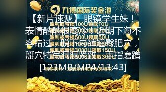 精彩的4P就是干，模样不错的嫩模伺候3根大鸡巴，舔硬了直接上位，嘴里也不闲着，被大哥精液洗脸，场面淫乱